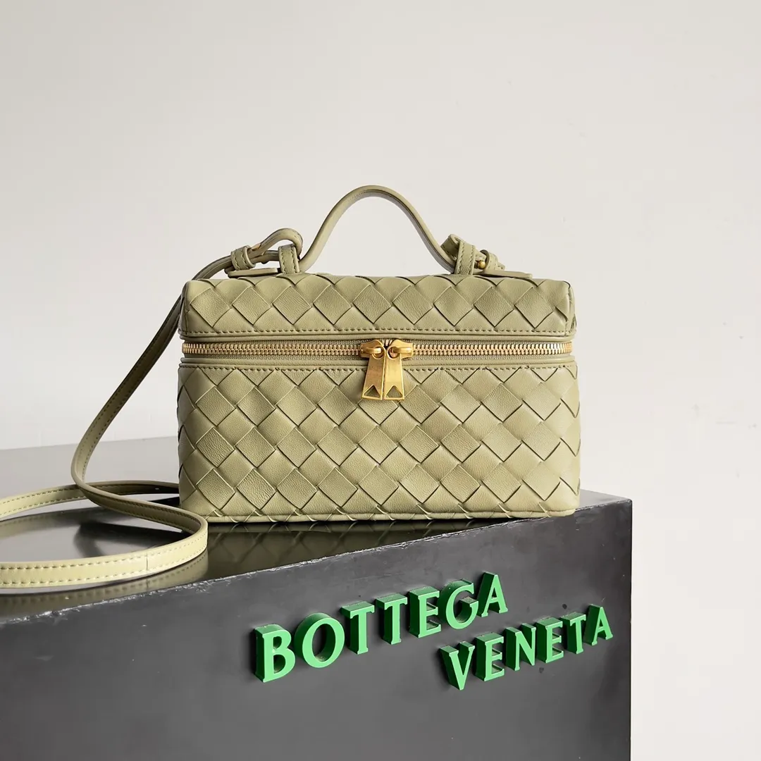 Batch 1360 Bottega Veneta 24 spring and summer woven zipper crossbody bag. A crossbody bag that can be used as a cosmetic bag. The exquisite weaving and compact body are an indispensable accessory for the upcoming summer. The double zipper also better protects the bag. It has a large capacity. If you like it, don’t miss it. Style number: 789109 Size: 22*12.5*5cm